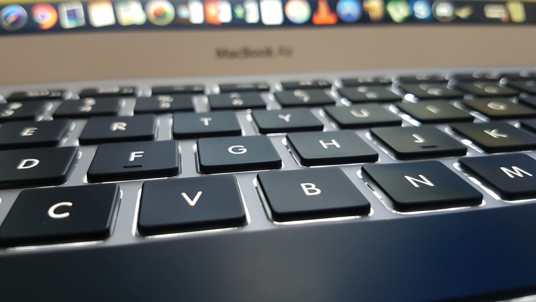 Vista detallada del teclado de un portátil, con foco en las teclas, en tono tecnológico.